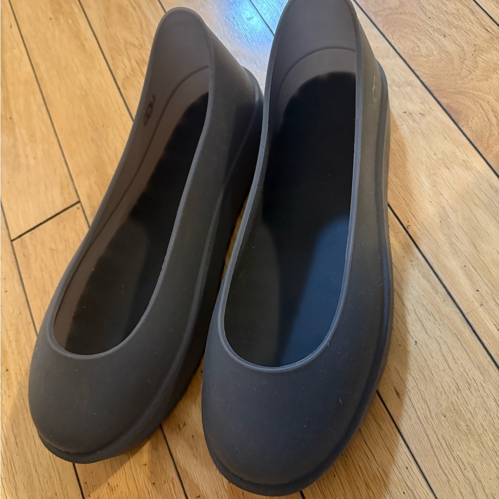 Men’s UGG guards